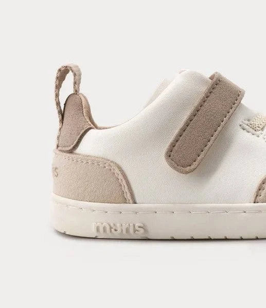 Detalhe lateral da sapatilha Muris Lyon Mini Taupe, mostrando a sola fina, o fecho de velcro e o logótipo "muris" gravado na sola.