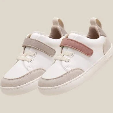 Par de sapatilhas infantis Muris Lyon Mini Taupe, brancas com detalhes em bege/taupe, fecho em velcro e atacadores decorativos.