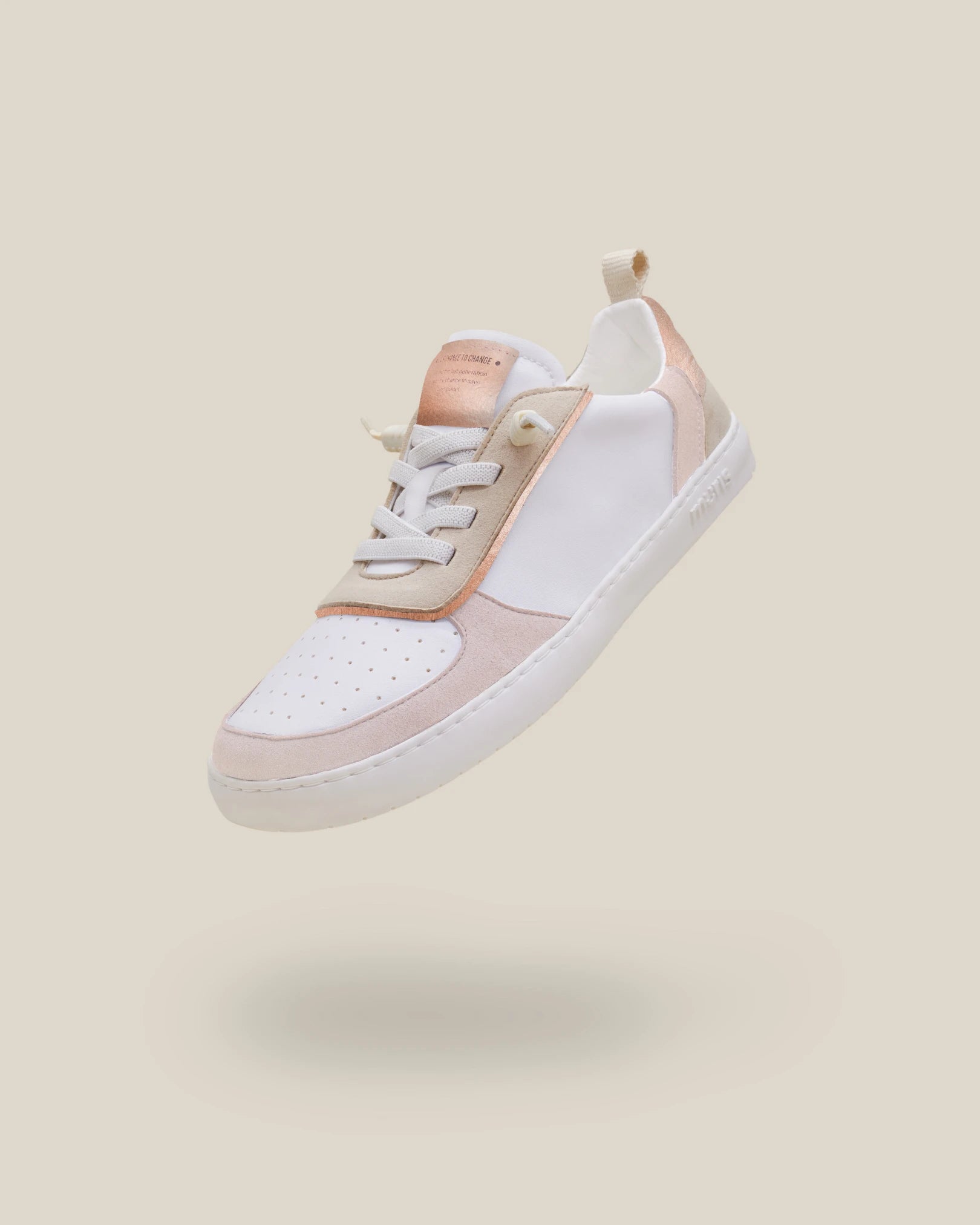 Sapatilha Muris Barefoot Nuuk Junior em tons nude e rosa, com detalhes em material vegan de uva, flutuando sobre fundo bege claro.