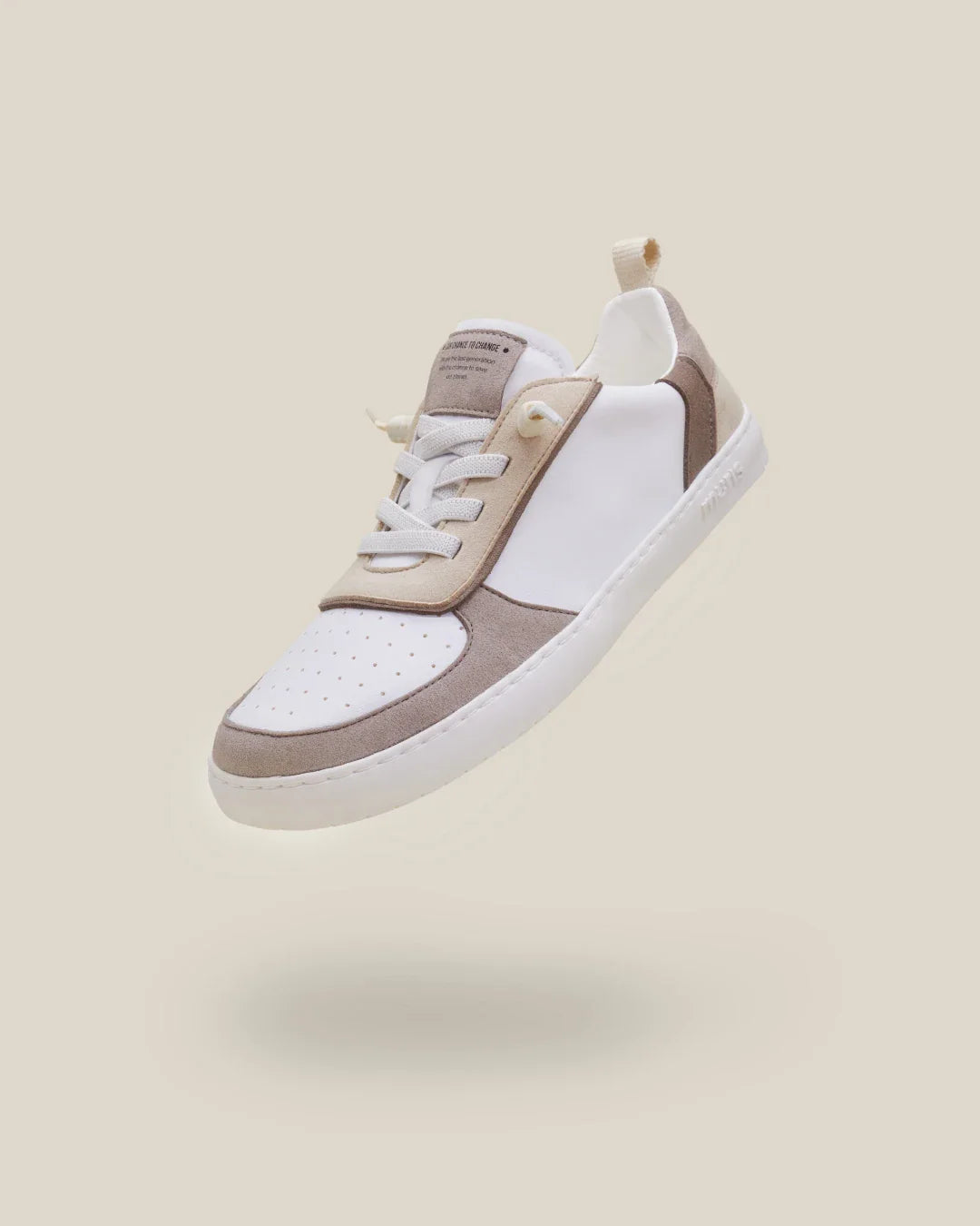 Sapatilha Muris Barefoot Nuuk She Taupe, vista lateral flutuante, destacando o design minimalista e as cores neutras.