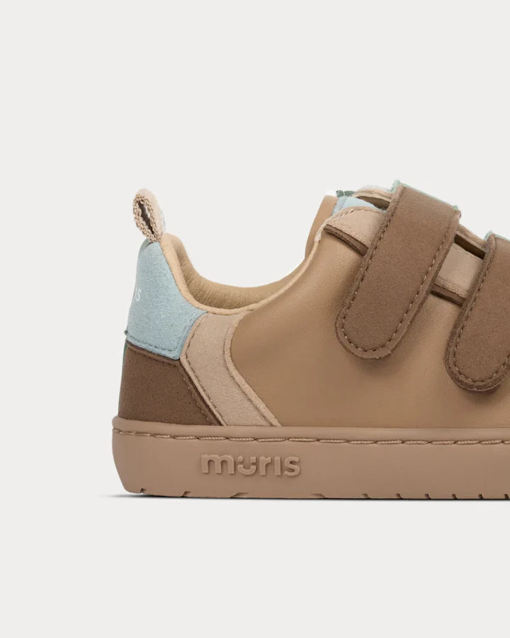 Detalhe em close-up da sapatilha Muris Petra Junior Bark Brown, mostrando a sola fina, o logótipo Muris gravado e o acabamento do calcanhar.