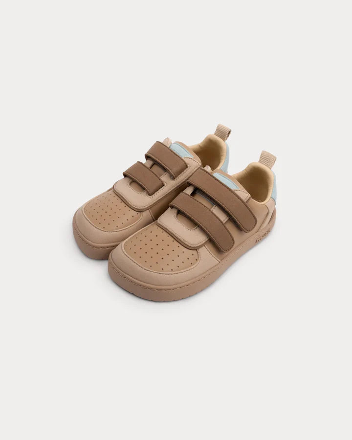 Par de sapatilhas Muris Petra Junior Bark Brown em tons de castanho, com fecho de velcro, apresentadas em fundo neutro.