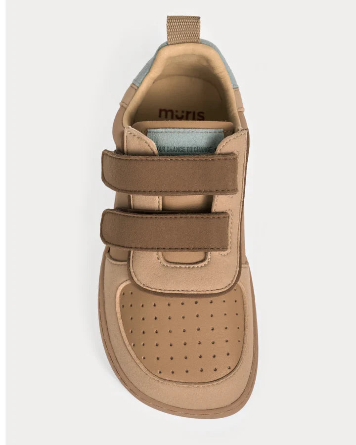 Vista superior da sapatilha barefoot Muris Petra Junior cor Bark Brown, com fecho em velcro duplo e biqueira perfurada.