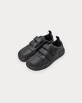 Par de sapatilhas infantis Muris Petra Junior pretas, em destaque sobre fundo branco, mostrando o design barefoot e fecho de velcro.