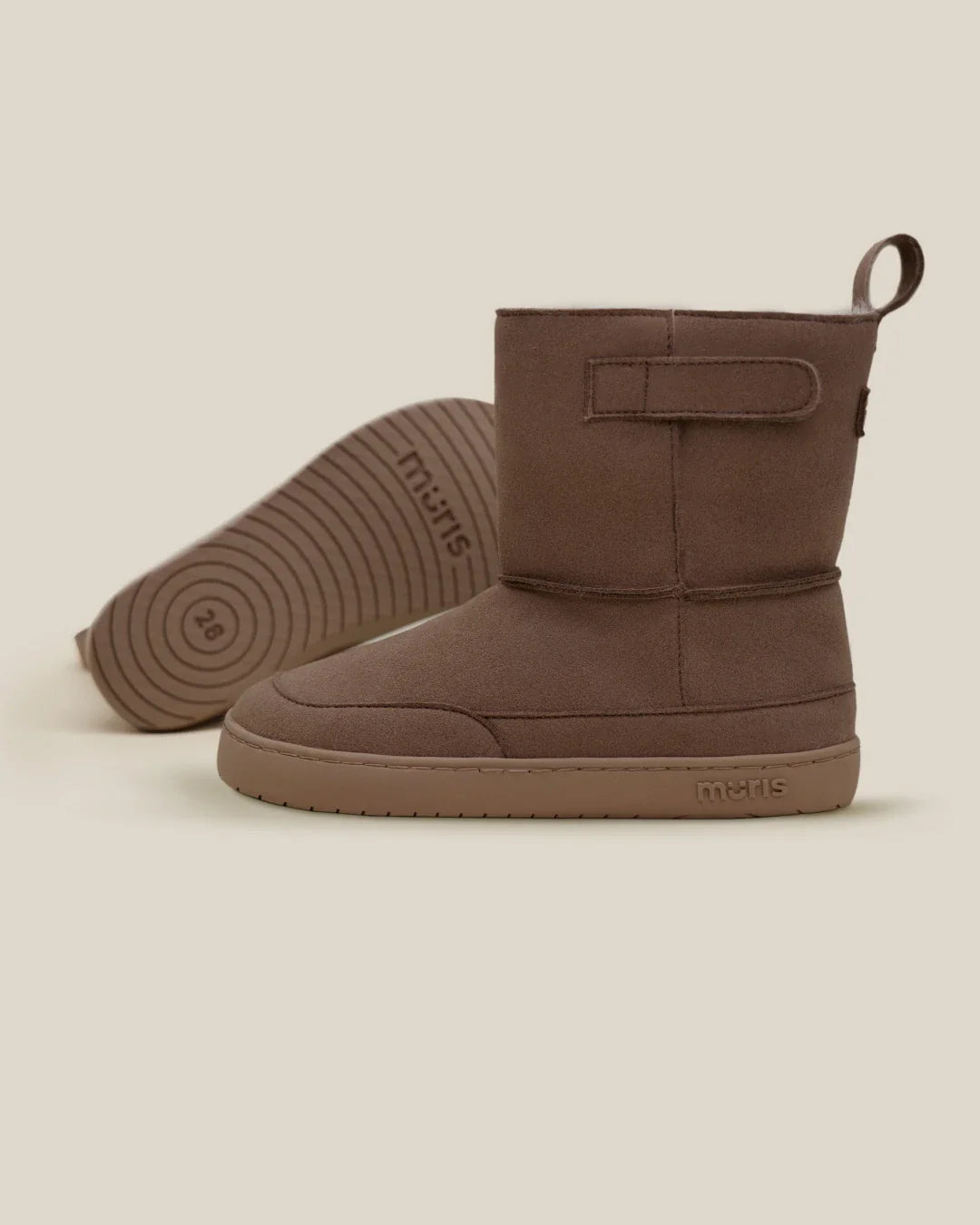 Par de Muris Barefoot Siberia Bota Adulto em castanho, com vista lateral e sola antiderrapante. Design barefoot para máximo conforto térmico e liberdade de movimento.

