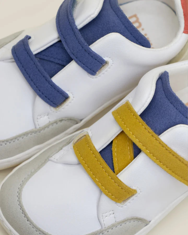 Detalhe dos sapatos Muris Barefoot TerreNova Mini Denim Blue, com fecho em velcro azul e amarelo. Sola flexível, zero-drop e design respeitador da anatomia do pé.

