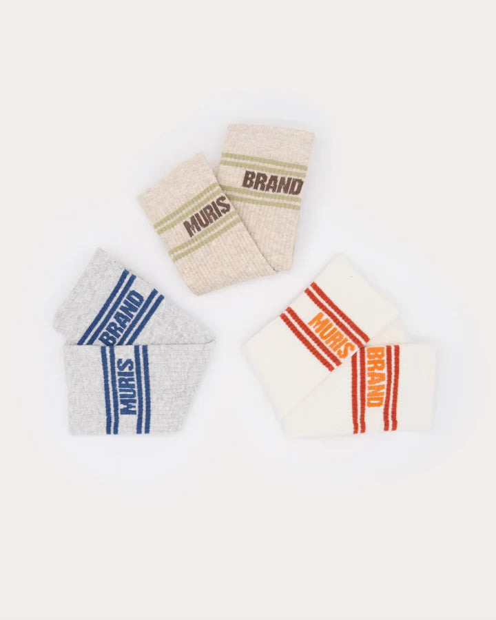 Pack de 3 pares de meias Muris desportivas de riscas, dobradas, em bege, cinza e branco, com detalhes em verde, azul e laranja.
