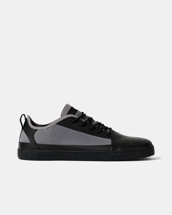 Ténis desportivo barefoot Muris Menorca em preto e cinzento, visto de perfil sobre fundo branco.