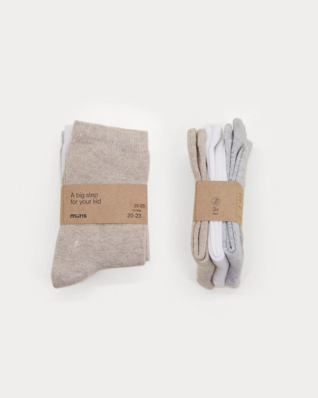 Duas embalagens de meias Muris Respeitadoras em tons neutros, com faixas de papel kraft indicando o tamanho e a marca.