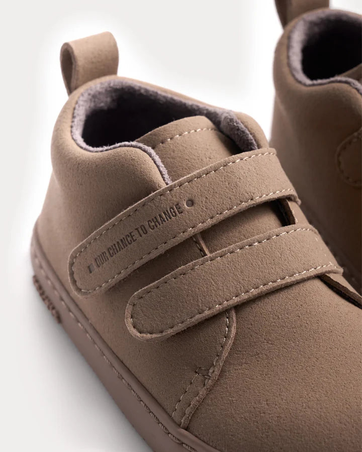 Detalhe lateral da bota Muris Barefoot Oslo Mini Elephant Gray, exibindo a sola fina, o logo da marca e a presilha traseira.