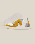 Par de Muris Barefoot Petra Junior Mustard, mostrando a lateral e a sola flexível zero-drop. Modelo barefoot ideal para o desenvolvimento saudável dos pés.

