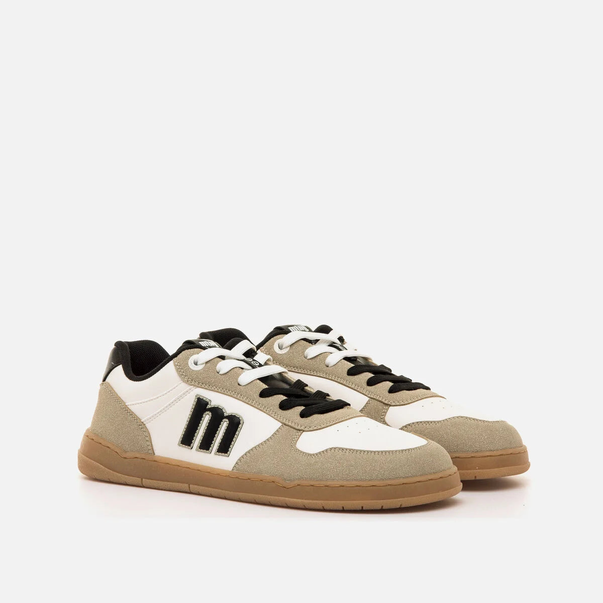 Par de sapatilhas Mustang PLITY em tons de cru, branco e castanho, com pormenor do logótipo 'm' lateral.