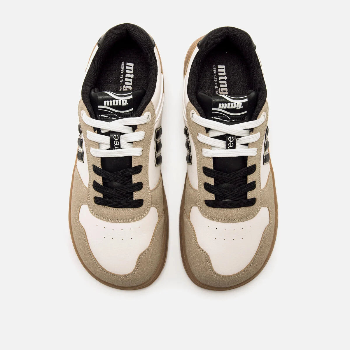 Vista superior das sapatilhas Mustang PLITY, mostrando atacadores pretos e brancos e palmilhas com logótipo mtng.