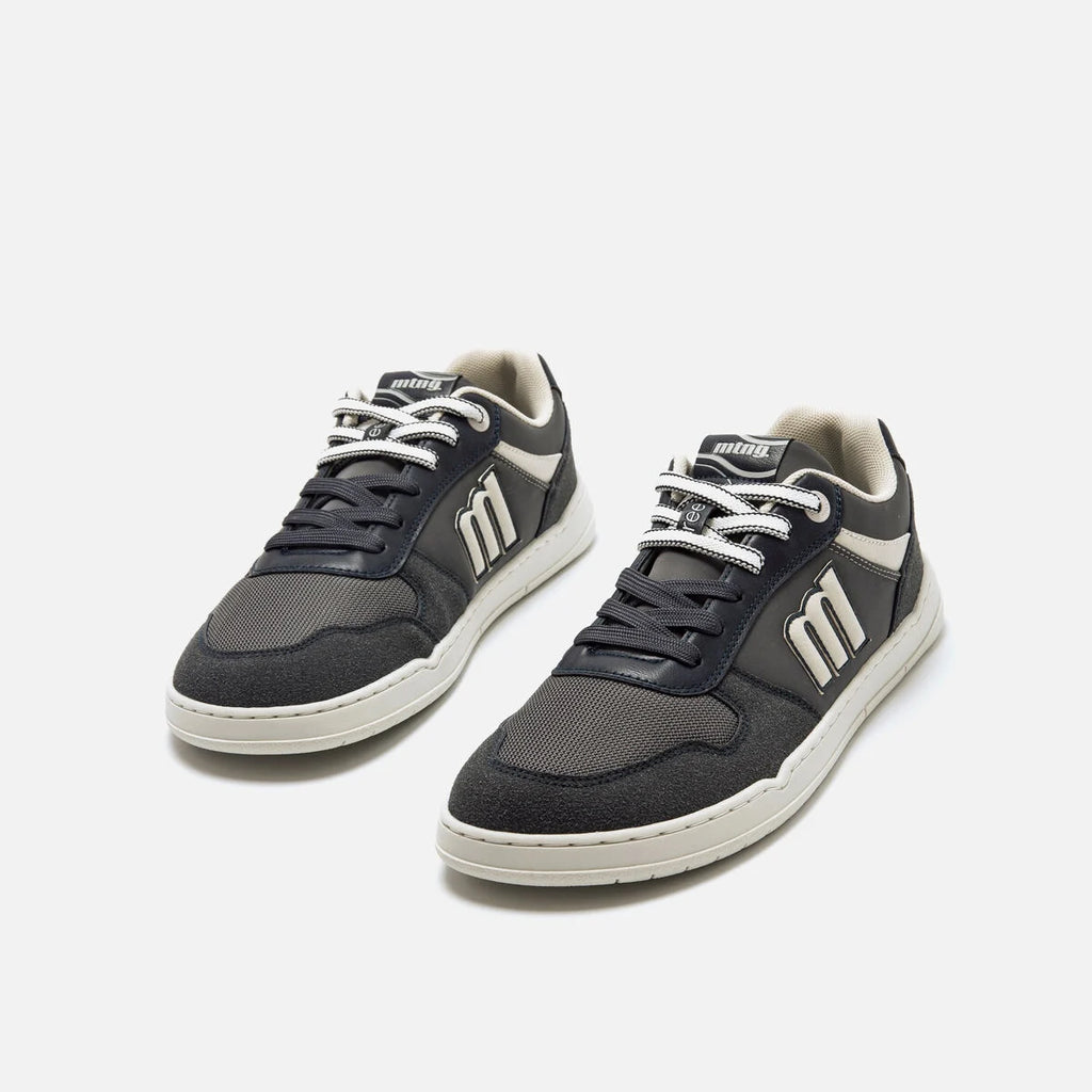 Par de sapatilhas Mustang Plity em ângulo de três quartos.