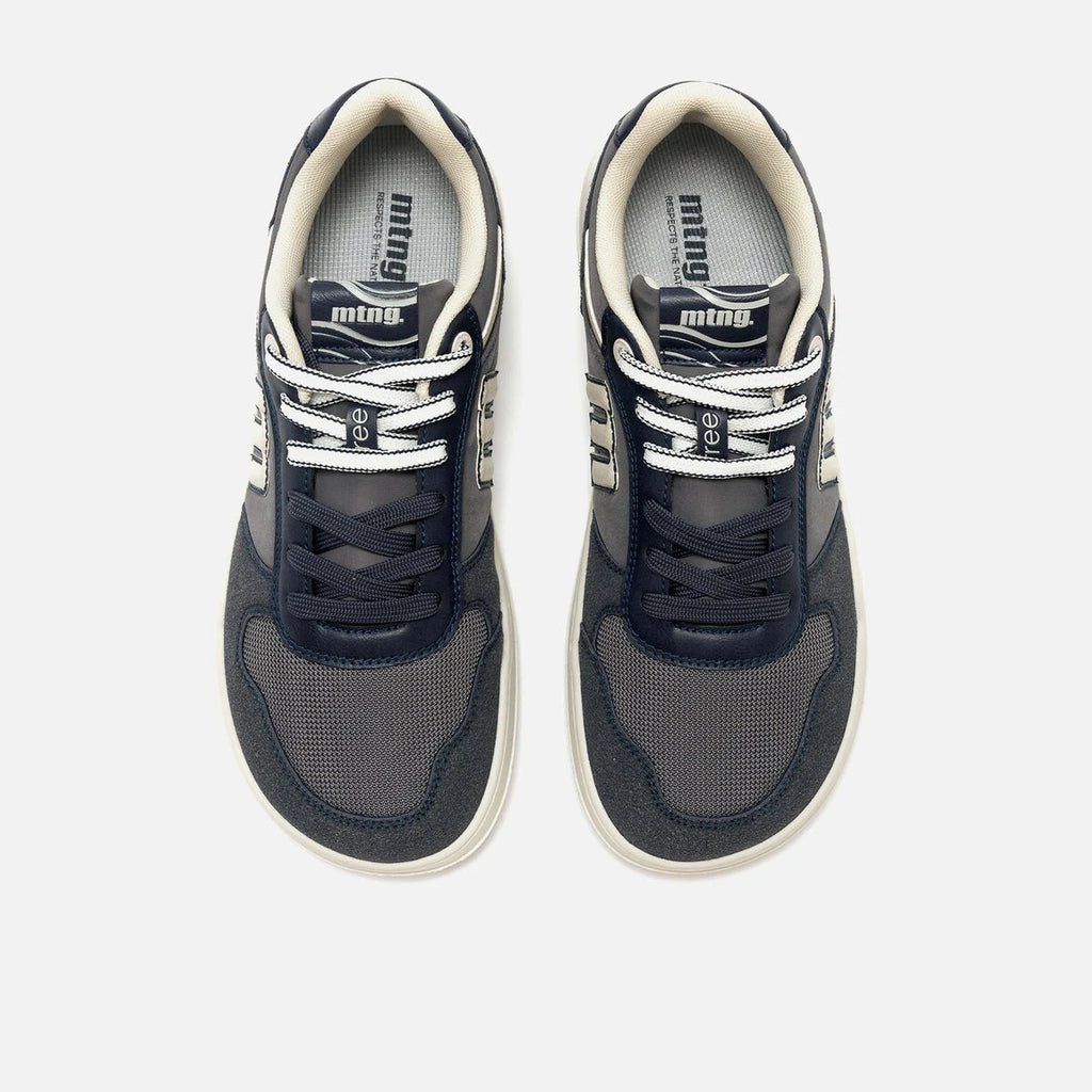 Vista superior das sapatilhas Mustang Plity com atacadores brancos.