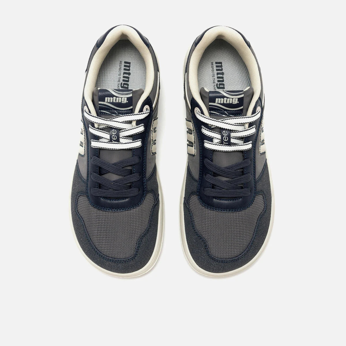 Vista superior das sapatilhas Mustang Plity com atacadores brancos.