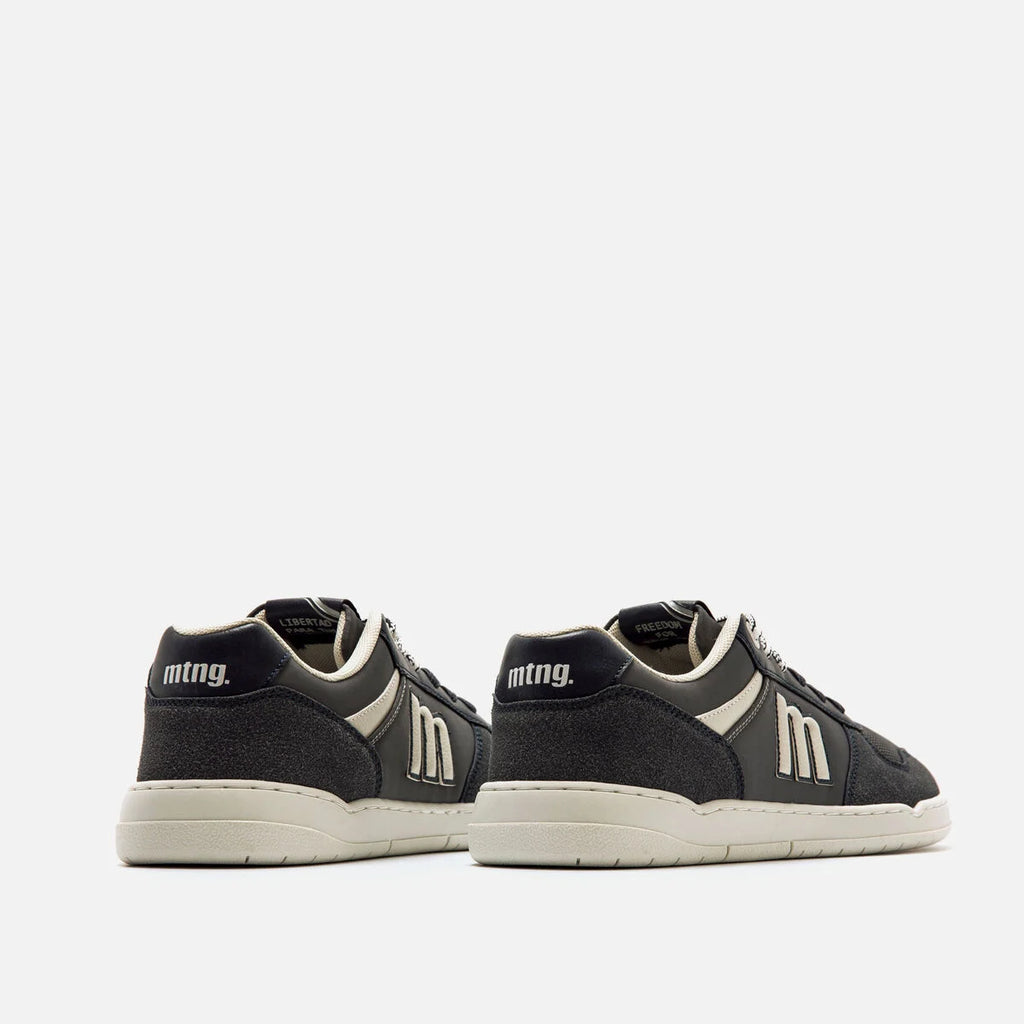 Vista traseira das sapatilhas Mustang Plity com detalhe da marca.