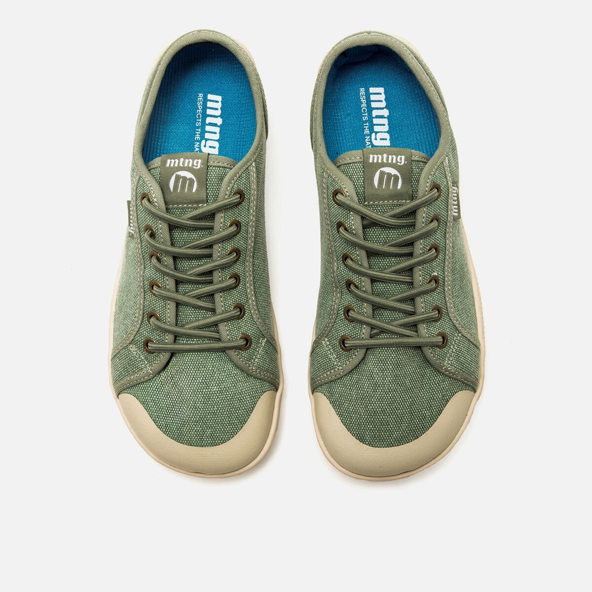 Vista superior de um par de ténis Mustang Free Aria verdes, com atacadores apertados e a marca 'mtng' visível na palmilha azul.