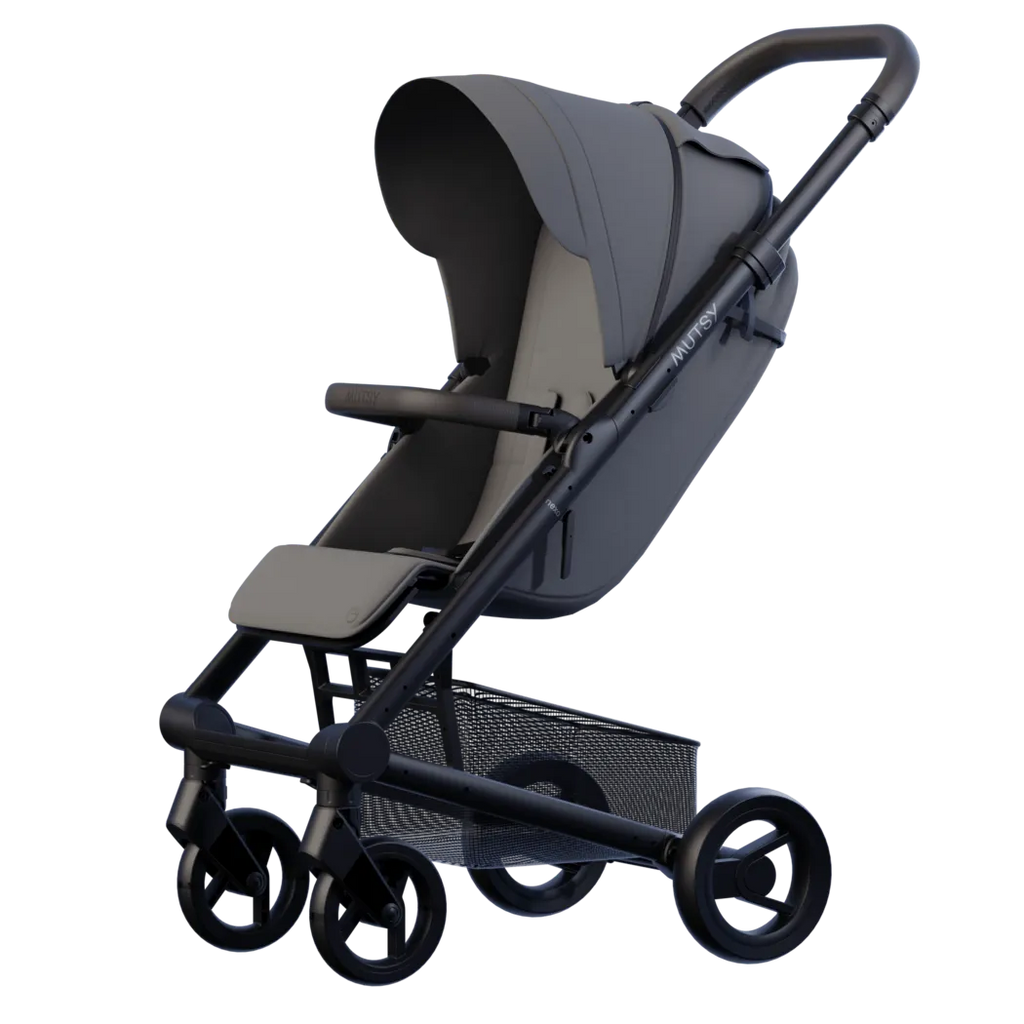 Mutsy carrinho de passeio Nexo cinzento, com assento reclinado e cesto de arrumação visível, visto em ângulo frontal.
