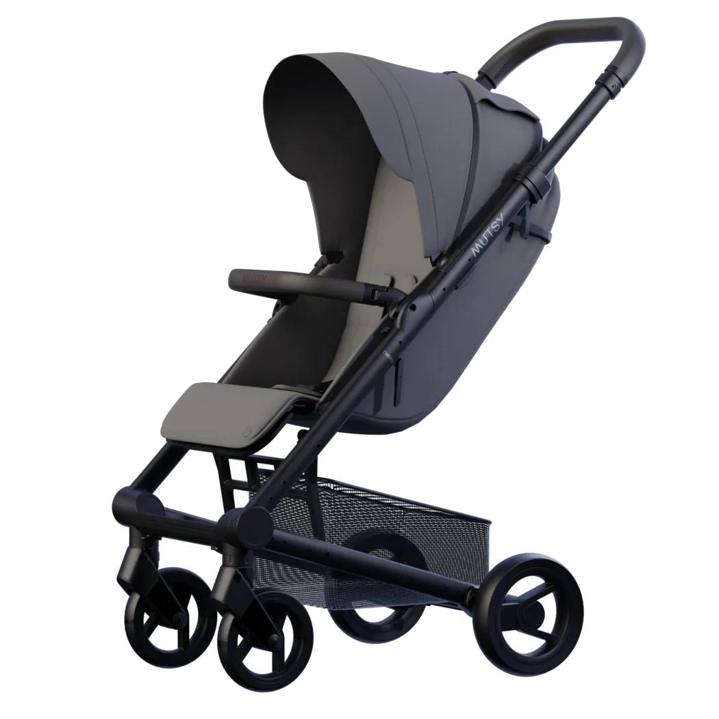 Mutsy carrinho de passeio Nexo cinzento, com assento reclinado e cesto de arrumação visível, visto em ângulo frontal.