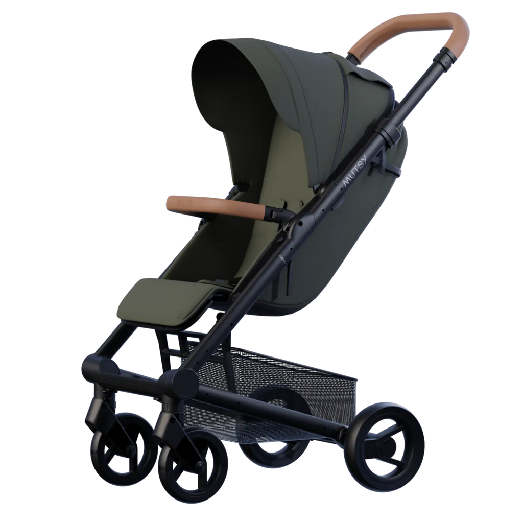 Carrinho Mutsy Nexo verde-azeitona com pormenores castanhos, visto em ângulo frontal, mostrando o assento e capota.