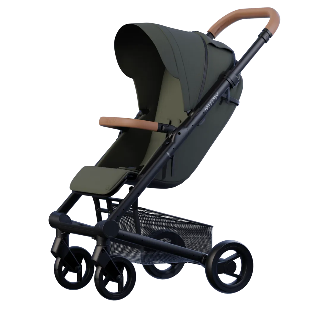 Carrinho Mutsy Nexo verde-azeitona com pormenores castanhos, visto em ângulo frontal, mostrando o assento e capota.
