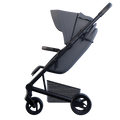 Carrinho de passeio Mutsy Nexo cinzento escuro, visto de perfil, destacando o design compacto e o chassis preto.