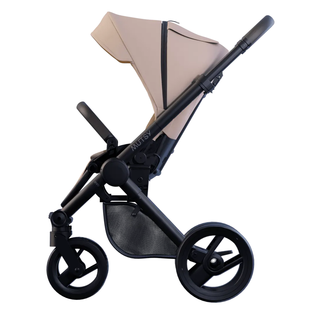 Carrinho de passeio Mutsy Evo em cor areia clara (Infinite Sand) com chassis preto, visto de perfil.