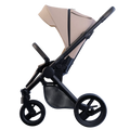 Carrinho de passeio Mutsy Evo em cor areia clara (Infinite Sand) com chassis preto, visto de perfil.