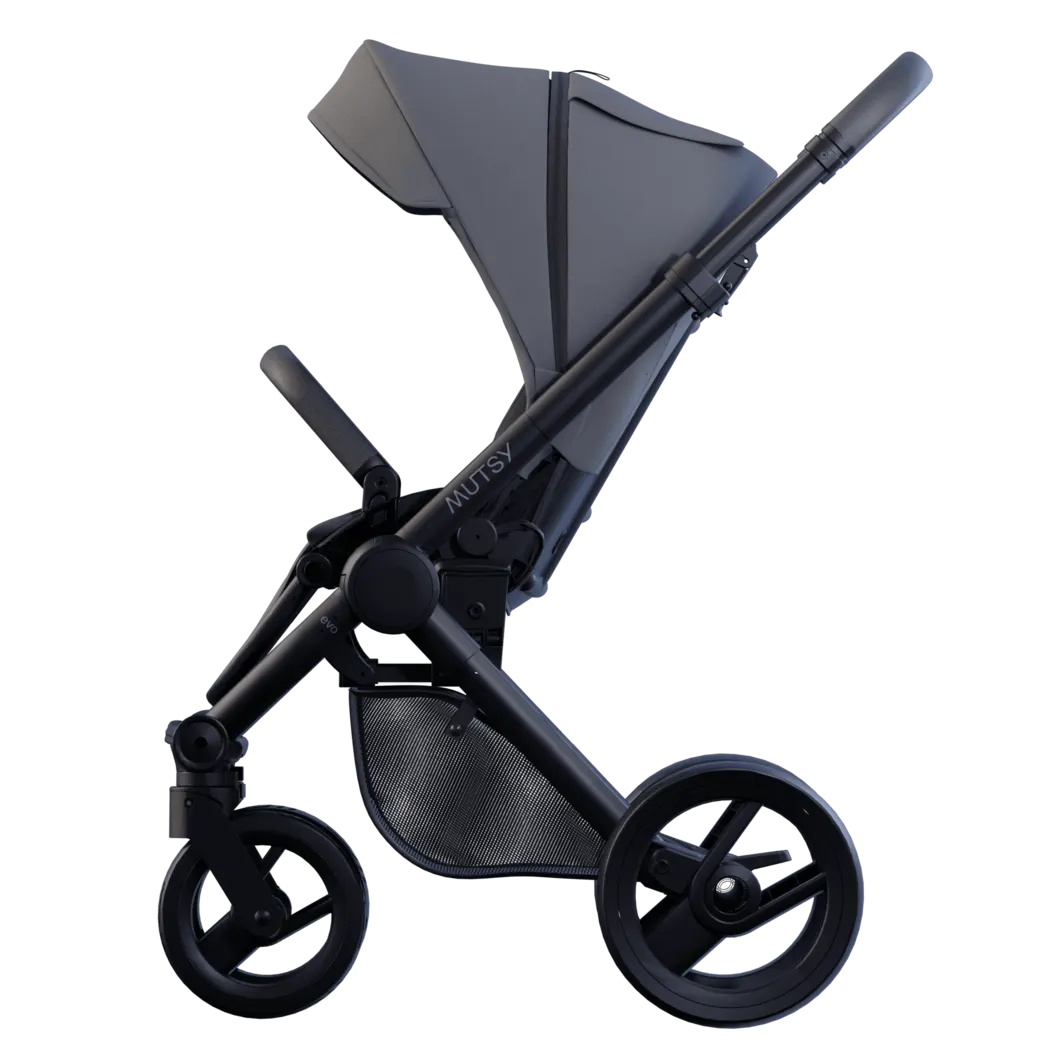 Carrinho Mutsy Evo em cor cinzento escuro (Stone Grey) com chassis preto, focado no design robusto e rodas.