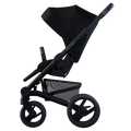 Mutsy Nio carrinho de passeio preto, perfil lateral, com assento ajustável e rodas robustas para todas as superfícies.