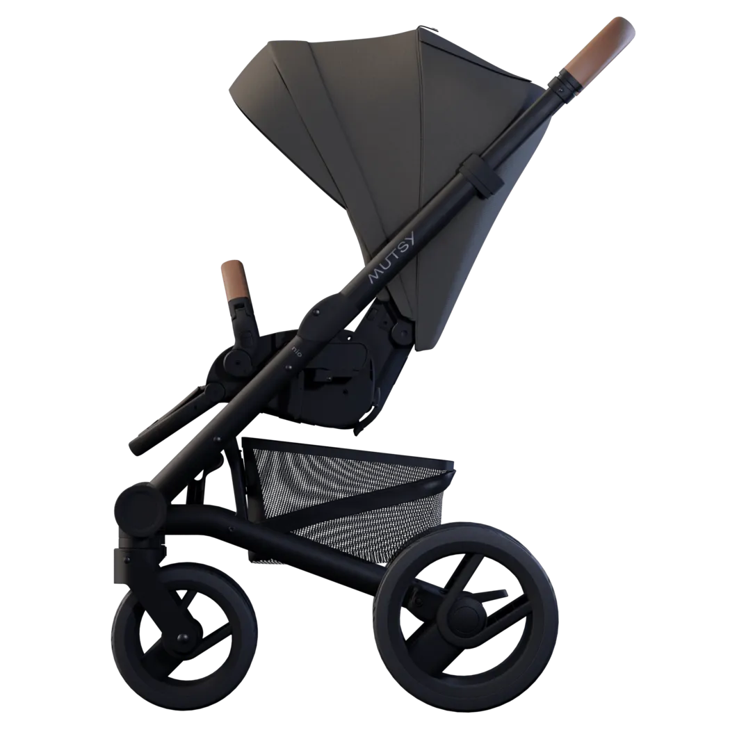 Mutsy Nio carrinho de passeio em tom verde escuro (Pine Green/Shade) com guiador castanho, perfil lateral, ideal para exploração ao ar livre.