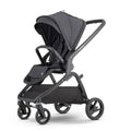 Carrinho de passeio Mutsy Flow cor "North black" (cinzento escuro/preto) com assento reversível e detalhes modernos, isolado em fundo branco.