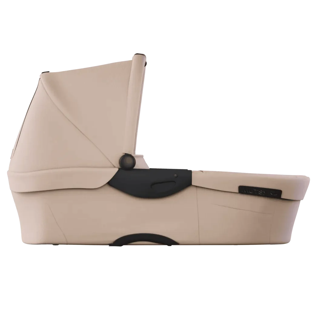 Alcofa Mutsy Evo de cor bege areia, com capota levantada, vista de perfil.