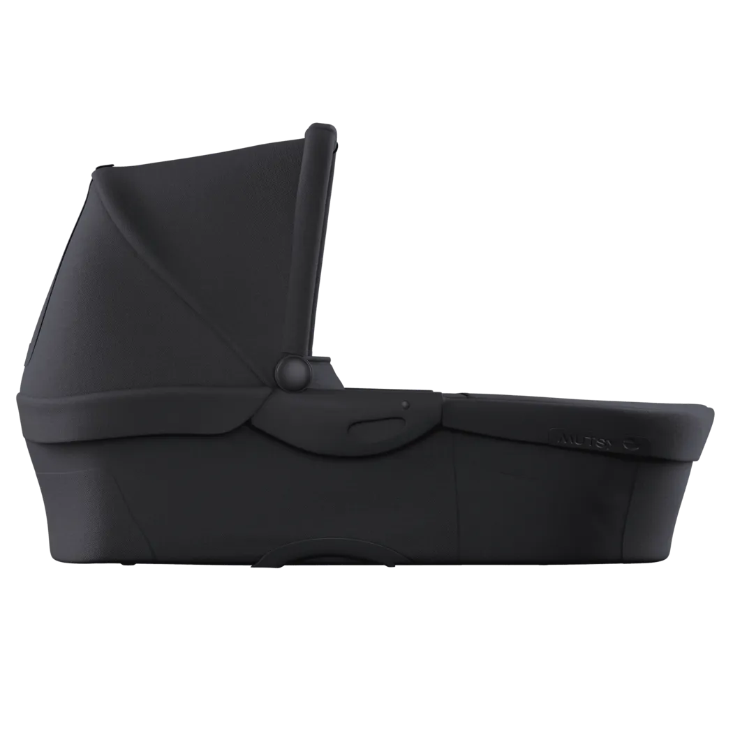 Alcofa Mutsy Evo preta ou antracite, vista lateral, mostrando o design elegante e a capota fechada.