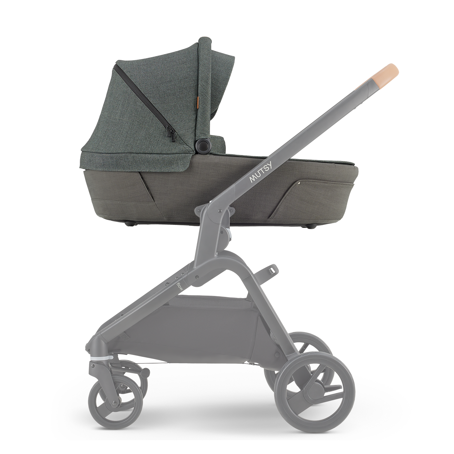 Alcofa Mutsy Flow em tom verde musgo (Urban Green) montada no chassis cinzento, vista lateral, com pega em pele castanha clara.