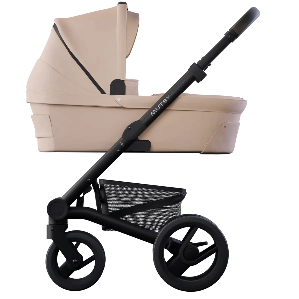 Carrinho Mutsy Nio com alcofa bege/areia, perfil lateral, chassis preto, pronto a usar.
