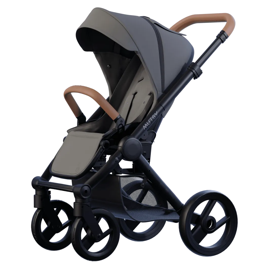 Carrinho de passeio Mutsy Evo com assento cinzento e detalhes em pele castanha, estrutura preta.