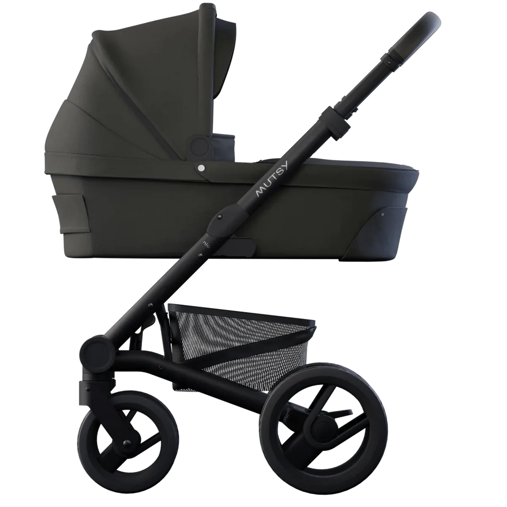 Carrinho Mutsy Nio com alcofa escura, perfil lateral, mostrando estrutura robusta e design elegante em fundo escuro.
