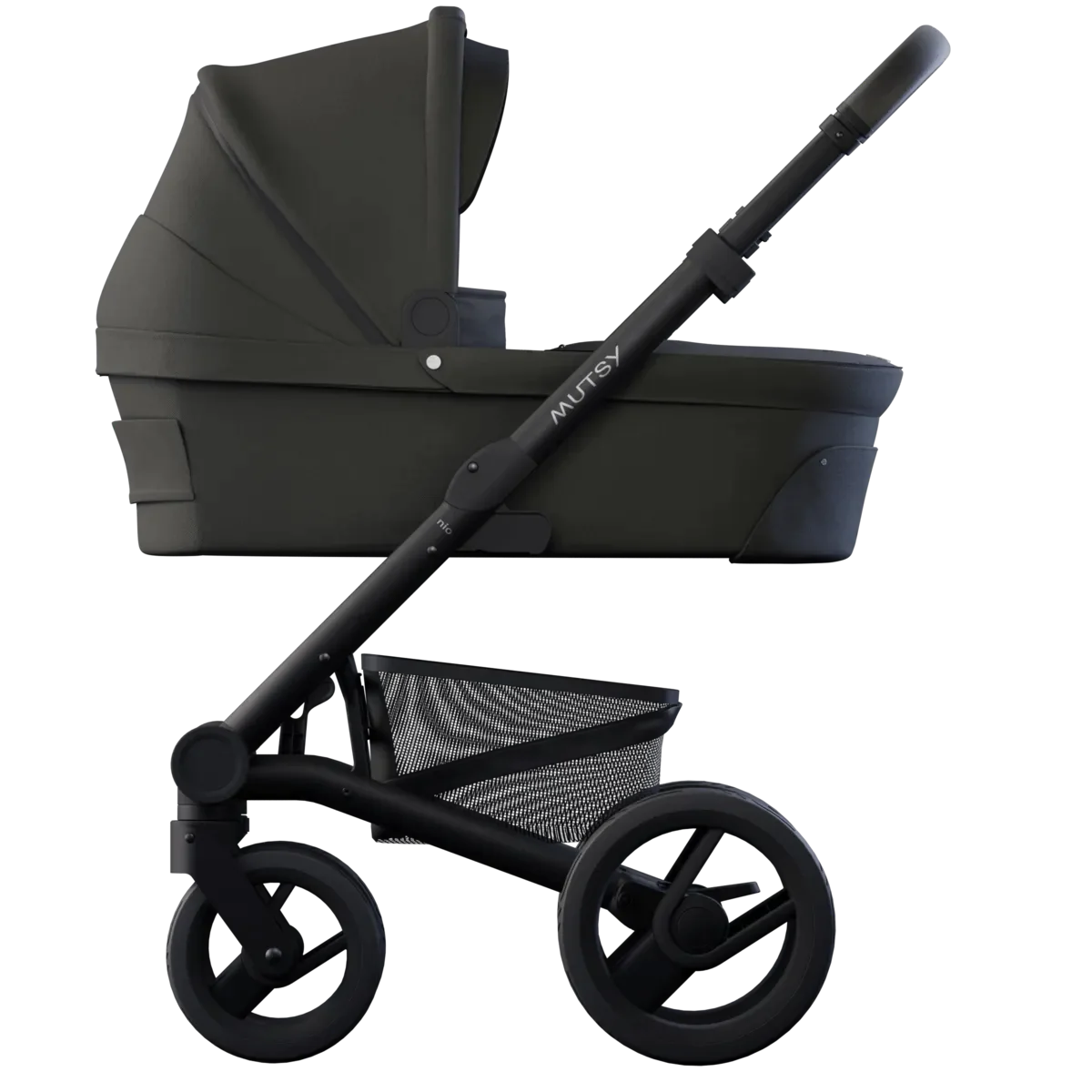 Carrinho Mutsy Nio com alcofa escura, perfil lateral, mostrando estrutura robusta e design elegante em fundo escuro.