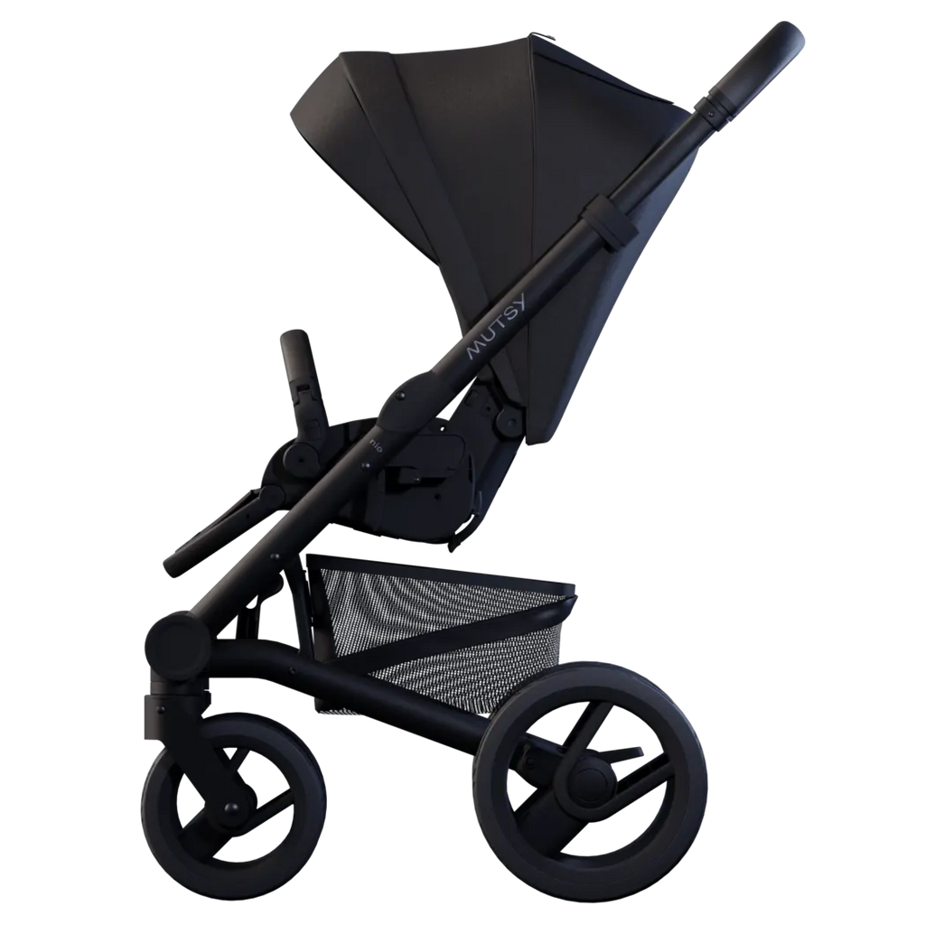 Chassis do carrinho Mutsy Nio com assento reversível (ou assento de passeio) montado, vista lateral, focando na estrutura e rodas.