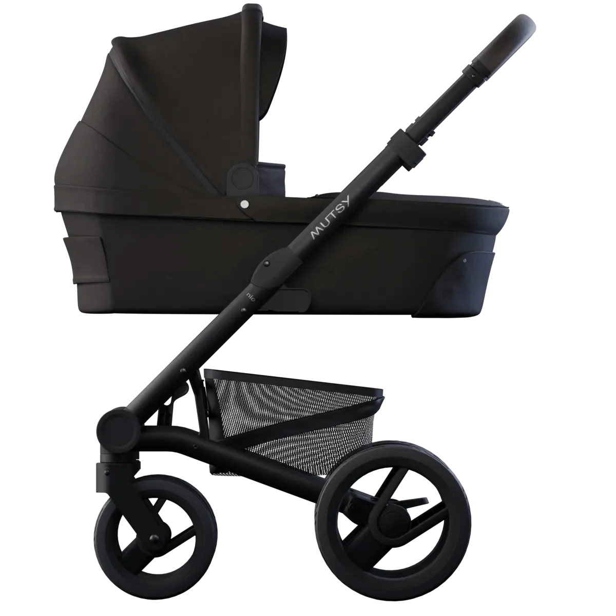 Carrinho de passeio Mutsy Nio completo com alcofa escura montada no chassis, vista lateral, evidenciando a marca Mutsy.
