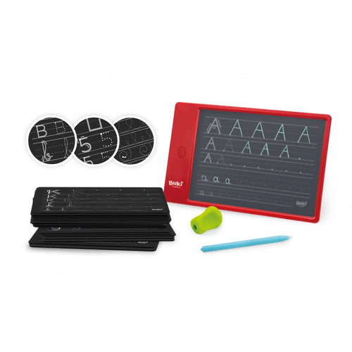 Conjunto completo do tablet de escrita Buki, incluindo o tablet vermelho, estilete, pega verde, e uma pilha de 20 cartões de prática pretos.