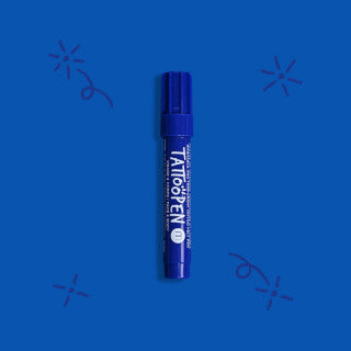 Marcador de tatuagem temporária Nailmatic individual na cor azul escuro sobre fundo azul.