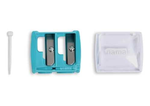 Componentes do afiador Namaki separados: haste de limpeza, corpo com duas lâminas de metal e tampa transparente com logótipo.