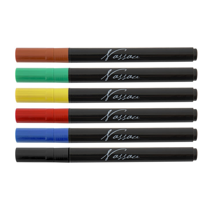 Os 6 marcadores Nassau dispostos horizontalmente, mostrando as tampas coloridas (castanho, verde, amarelo, vermelho, azul e preto) e a marca "Nassau" em cada corpo preto.