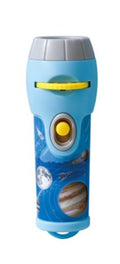Lanterna projetor de luz infantil, cor azul claro, com botões amarelos e decoração temática do espaço (planetas e lua).