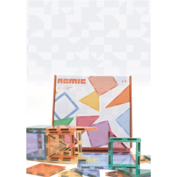 Crianca a brincar com blocos magneticos coloridos Nomic Clack construindo uma torre