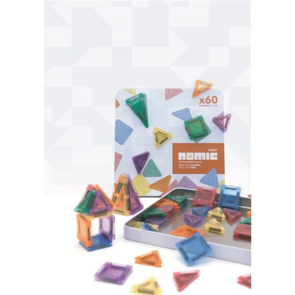 Jogo de blocos magnéticos Nomic Clack Mini com 60 peças coloridas e lata metálica de transporte azul.