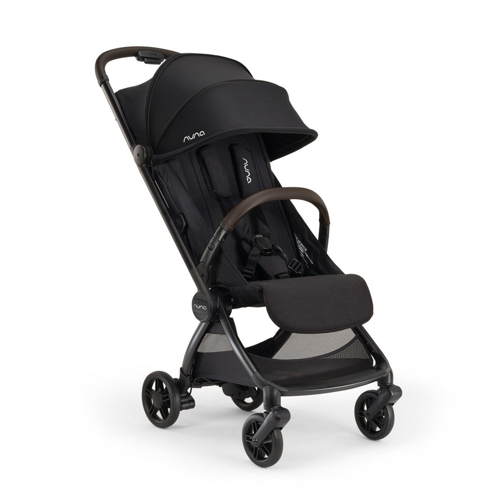 Carrinho de passeio compacto Nuna VIAA cabn em preto Caviar aberto e fechado com dimensões.